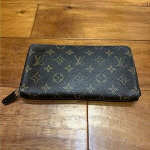 Louis Vuitton Zippy Monogrammed Wallet - Authenic